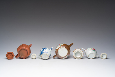 Quatre th&eacute;i&egrave;res en porcelaine de Chine en bleu, blanc et famille rose et en gr&egrave;s de Yixing, Kangxi/Qianlong