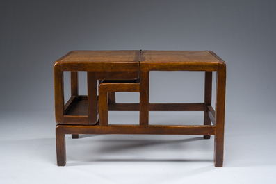 Een Engelse Victoriaanse mahoniehouten bibliotheekladder bekleed met leder omvormbaar tot bijzettafel, ca. 1900