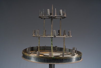Chandelier &agrave; trois niveaux n&eacute;o-gothique &agrave; trois pieds en m&eacute;tal patin&eacute; et cuivre, 19&egrave;me/20&egrave;me si&egrave;cle