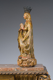 Autel exceptionnel en bois dor&eacute; et polychrome &agrave; d&eacute;cor de Dieu le P&egrave;re et des anges accompagn&eacute; d'une Vierge, Espagne, 18&egrave;me si&egrave;cle