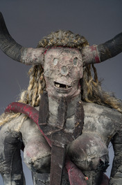 Een zeldzaam Ha&iuml;tiaans Bizango beeld van een vrouwelijke duivel met een drietand en een fles, gemengde techniek, 20ste eeuw