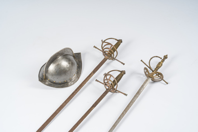 Trois rapi&egrave;res diff&eacute;rentes &agrave; lames d'acier et un casque morion, 19&egrave;me/20&egrave;me si&egrave;cle