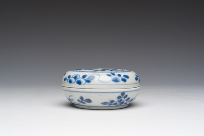 A Chinese blue and white box and cover with floral design, a teapot stand and a famille rose 'Mandarin' spoon tray, Kangxi/Qianlong