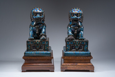 Paire de lions bouddhistes en &eacute;maux cloisonn&eacute;s sur un socle en bois, Chine, 20&egrave;me si&egrave;cle