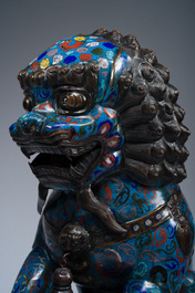 Paire de lions bouddhistes en &eacute;maux cloisonn&eacute;s sur un socle en bois, Chine, 20&egrave;me si&egrave;cle