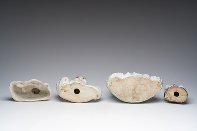 Vier Chinese blanc de Chine en famille rose sculpturen van Boeddha en Guanyin, 19de/20ste eeuw