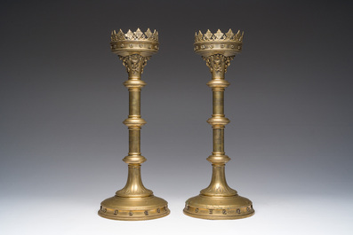 Een paar koperen deels gegraveerde neogotische kerkkandelaars met floraal reli&euml;fdecor, ca. 1900