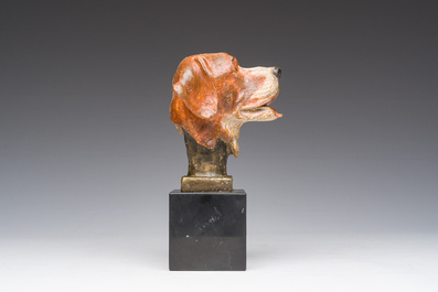 Onleesbaar gesigneerd: Een Weens polychroom koud beschilderd bronzen model van een hondenkop op een zwartmarmeren basis, 19de/20ste eeuw