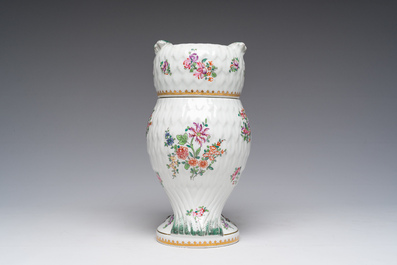 Pot couvert en forme de hibou en porcelaine de Paris polychrome et dor&eacute; &agrave; d&eacute;cor d'armoiries, France, 20&egrave;me si&egrave;cle