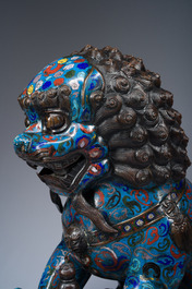 Paire de lions bouddhistes en &eacute;maux cloisonn&eacute;s sur un socle en bois, Chine, 20&egrave;me si&egrave;cle