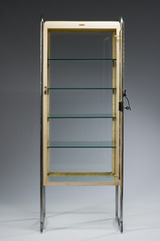 Een Belgische verchroomd en gepatineerd metalen doktersvitrine met vier glazen legborden, Usines Annoye, derde kwart 20ste eeuw