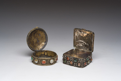 Deux bo&icirc;tes couvertes en m&eacute;tal argent&eacute; filigran&eacute; et serties de pierres dures, Inde, 20&egrave;me si&egrave;cle