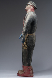 Effigie Bizango d&rsquo;un tonton macoute milicien ha&iuml;tien de Fran&ccedil;ois Duvalier coiff&eacute; d&rsquo;une casquette et portant une matraque, techniques mixtes, 20&egrave;me s.
