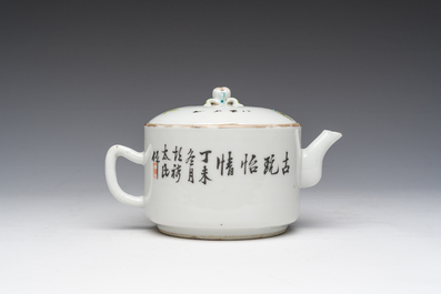 Een Chinese qianjiang cai theepot met deksel met antiquiteiten, 19de/20ste eeuw