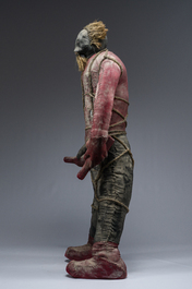 Effigie Bizango d'une figure poilue tenant une bouteille de boisson dans chaque main, techniques mixtes, Ha&iuml;ti, 20&egrave;me si&egrave;cle