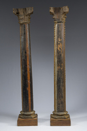 Een paar rijk gesculpteerde verguld houten zuilen met Corinthische kapitelen, 19de eeuw