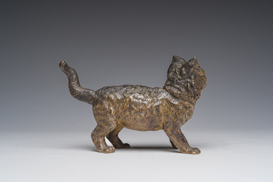 Gemonogrammeerd F.B. (voor Franz Bergmann): Een Weense polychroom koud beschilderde bronzen inktpot in de vorm kat, 19de/20ste eeuw