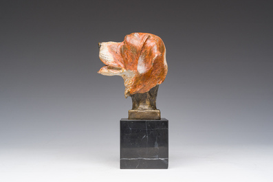 Onleesbaar gesigneerd: Een Weens polychroom koud beschilderd bronzen model van een hondenkop op een zwartmarmeren basis, 19de/20ste eeuw