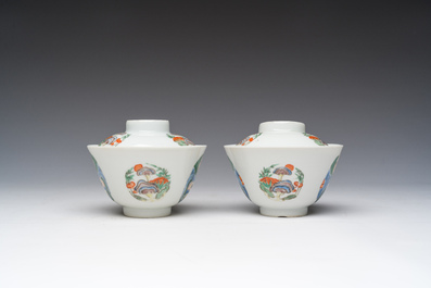 Een paar Chinese wucai dekselkommen met lingzhi, Qianlong merk, Republiek, 20ste eeuw