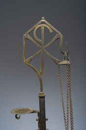 Br&ucirc;le-encens en bronze dor&eacute; orn&eacute; de t&ecirc;tes d'anges et son support assorti, vers 1900