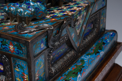 Paire de lions bouddhistes en &eacute;maux cloisonn&eacute;s sur un socle en bois, Chine, 20&egrave;me si&egrave;cle