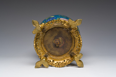 Vase en &eacute;maux cloisonn&eacute;s &agrave; d&eacute;cor de papillons parmi des fleurs sur socle en bronze dor&eacute;, Chine, 19&egrave;me si&egrave;cle