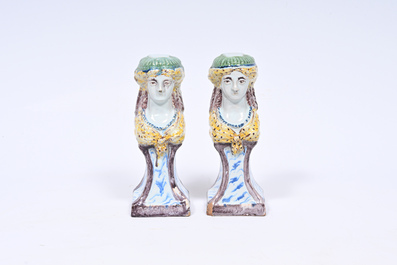 Paire de bustes de femmes en fa&iuml;ence polychrome, Nord de la France, 18&egrave;me si&egrave;cle