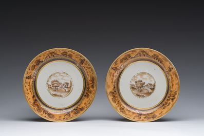 Een paar Chinese export porseleinen koppen en schotels voor de Braziliaanse of Portugese markt, 19de eeuw