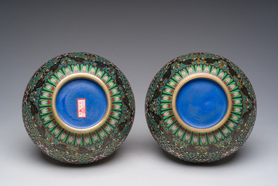 Deux paires de vases en &eacute;maux cloisonn&eacute;s &agrave; d&eacute;cor floral, Chine, 20&egrave;me si&egrave;cle