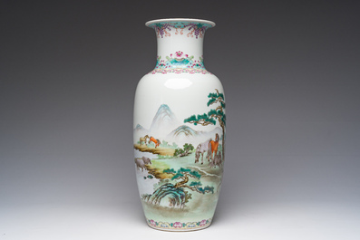 Een Chinese famille rose vaas met 'De paarden van Wang Mu', Jingdezhen merk, Republiek, 20ste eeuw