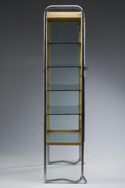 Een Belgische verchroomd en gepatineerd metalen doktersvitrine met vier glazen legborden, Usines Annoye, derde kwart 20ste eeuw