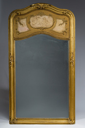 Table d'appoint &agrave; plateau en marbre, un miroir orn&eacute; de d&eacute;tails en pl&acirc;tre et une chaise en bois dor&eacute;, France, 19&egrave;me/20&egrave;me si&egrave;cle