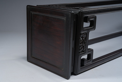 Socle de forme carr&eacute;e en bois sculpt&eacute;, Chine, 19&egrave;me si&egrave;cle