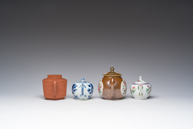Quatre th&eacute;i&egrave;res en porcelaine de Chine en bleu, blanc et famille rose et en gr&egrave;s de Yixing, Kangxi/Qianlong