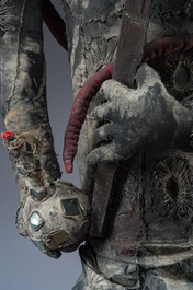 Een zeldzaam Ha&iuml;tiaans Bizango beeld van een vrouwelijke duivel met een drietand en een fles, gemengde techniek, 20ste eeuw