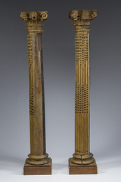 Een paar rijk gesculpteerde verguld houten zuilen met Corinthische kapitelen, 19de eeuw