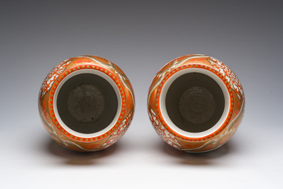 Paire de vases en porcelaine Kutani de Japon &agrave; d&eacute;cor d'oiseaux parmi des branches fleuries et de figures dans un paysage, Meiji, vers 1900