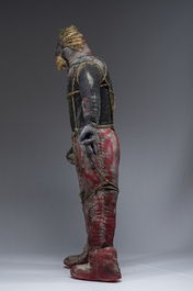 Effigie Bizango d'une figure poilue tenant une bouteille de boisson dans chaque main, techniques mixtes, Ha&iuml;ti, 20&egrave;me si&egrave;cle