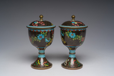 Een paar Chinese cloisonn&eacute; dekselkommen op voet, 19de eeuw