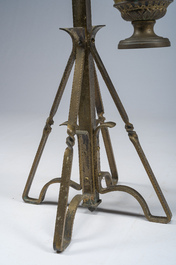 Br&ucirc;le-encens en bronze dor&eacute; orn&eacute; de t&ecirc;tes d'anges et son support assorti, vers 1900