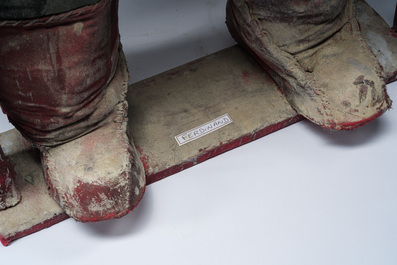 Effigie Bizango d&rsquo;un guerrier infirme et borgne se tenant debout gr&acirc;ce &agrave; des b&eacute;quilles en bois, techniques mixtes, Ha&iuml;ti, 20&egrave;me si&egrave;cle