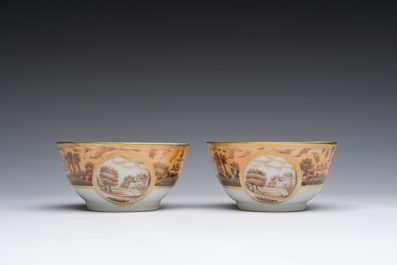 Een paar Chinese export porseleinen koppen en schotels voor de Braziliaanse of Portugese markt, 19de eeuw