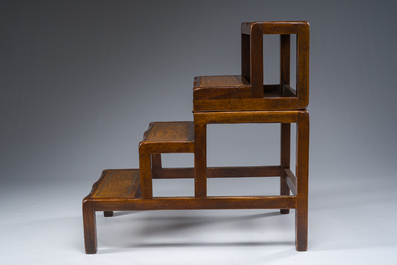 Een Engelse Victoriaanse mahoniehouten bibliotheekladder bekleed met leder omvormbaar tot bijzettafel, ca. 1900