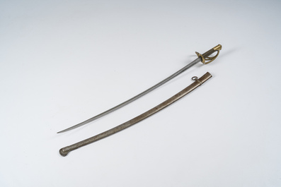 Een Franse 'Model 1822' cavaleriesabel, gemerkt 'Manufacture d'Armes de Ch&acirc;tellerault 1874', met bijhorende schede, 19de eeuw