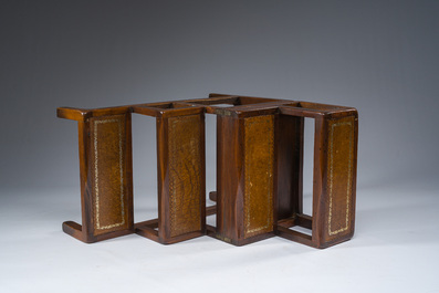 Een Engelse Victoriaanse mahoniehouten bibliotheekladder bekleed met leder omvormbaar tot bijzettafel, ca. 1900