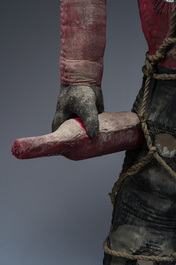 Effigie Bizango d'une figure poilue tenant une bouteille de boisson dans chaque main, techniques mixtes, Ha&iuml;ti, 20&egrave;me si&egrave;cle