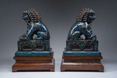 Paire de lions bouddhistes en &eacute;maux cloisonn&eacute;s sur un socle en bois, Chine, 20&egrave;me si&egrave;cle