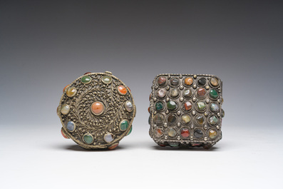 Deux bo&icirc;tes couvertes en m&eacute;tal argent&eacute; filigran&eacute; et serties de pierres dures, Inde, 20&egrave;me si&egrave;cle