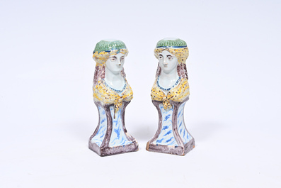 Paire de bustes de femmes en fa&iuml;ence polychrome, Nord de la France, 18&egrave;me si&egrave;cle