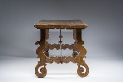 Table en noyer aux raccords en fer forg&eacute;, Espagne, 18&egrave;me si&egrave;cle